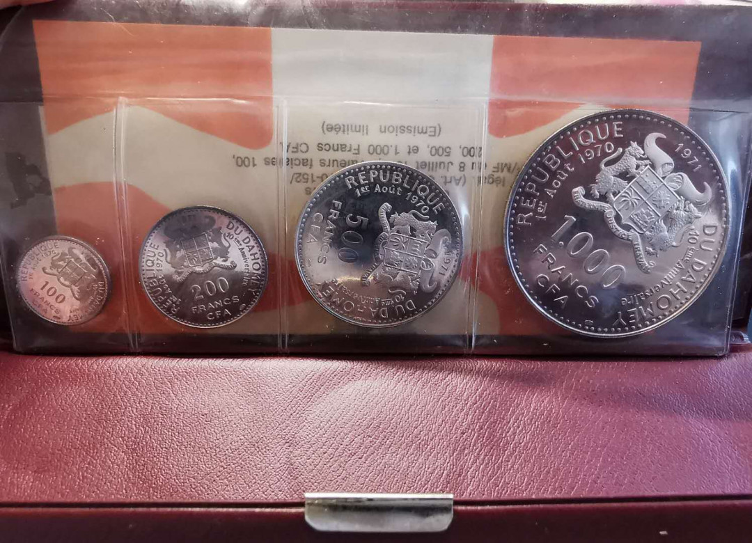 凡希社世界钱币微拍第一百三十六期 荐！1970达荷美大钱包紫罗兰包浆全品！