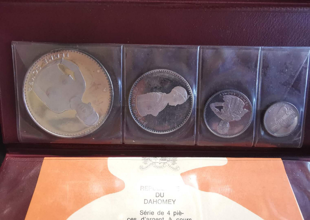 凡希社世界钱币微拍第一百三十六期 荐！1970达荷美大钱包紫罗兰包浆全品！