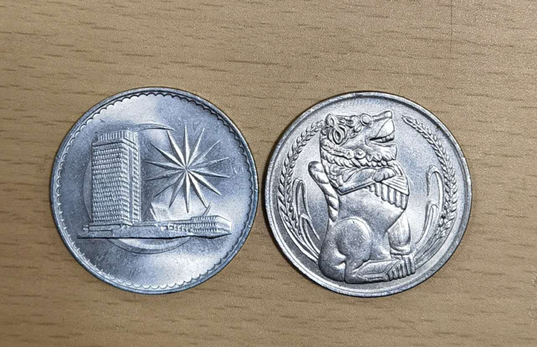 北京马甸外币专卖拍卖第二十七期，非贵金属流通币，纪念币专场，陆续上新，欢迎关注。 原光全新新加坡，马来西亚1元纪念币，品相如图