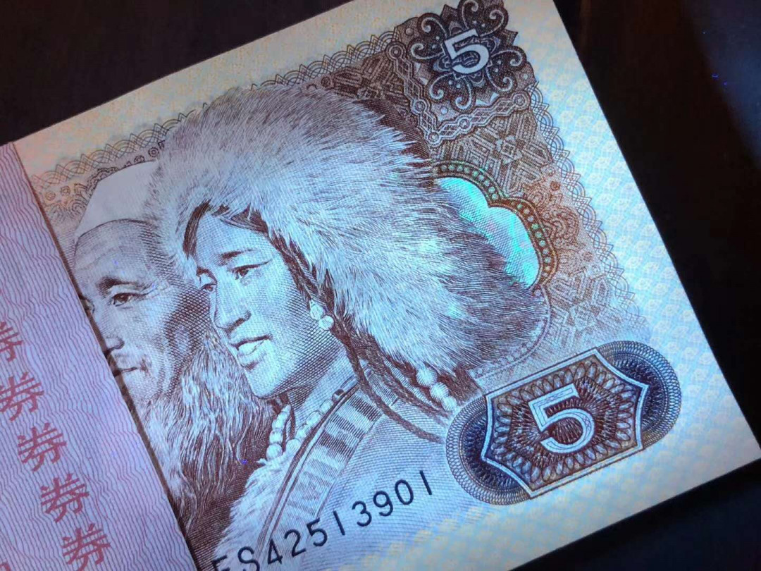 帝俊阁官方拍卖【自动结拍】 805ES天王冠金箔苍松翠鹤捆拆绝中绝无油无斑爱藏评级67分二星一张，号码:ES425114929，ES天王冠，强荧光，而且还是金箔苍松翠鹤，金箔的苍松很稀少，很少看见！捆拆绝品无斑无油评级的，玩苍松的都懂苍松基本上都有针尖白，和绿钻A冠的一样，不是斑，但是爱藏给评了两星！品相一点问题都没有。