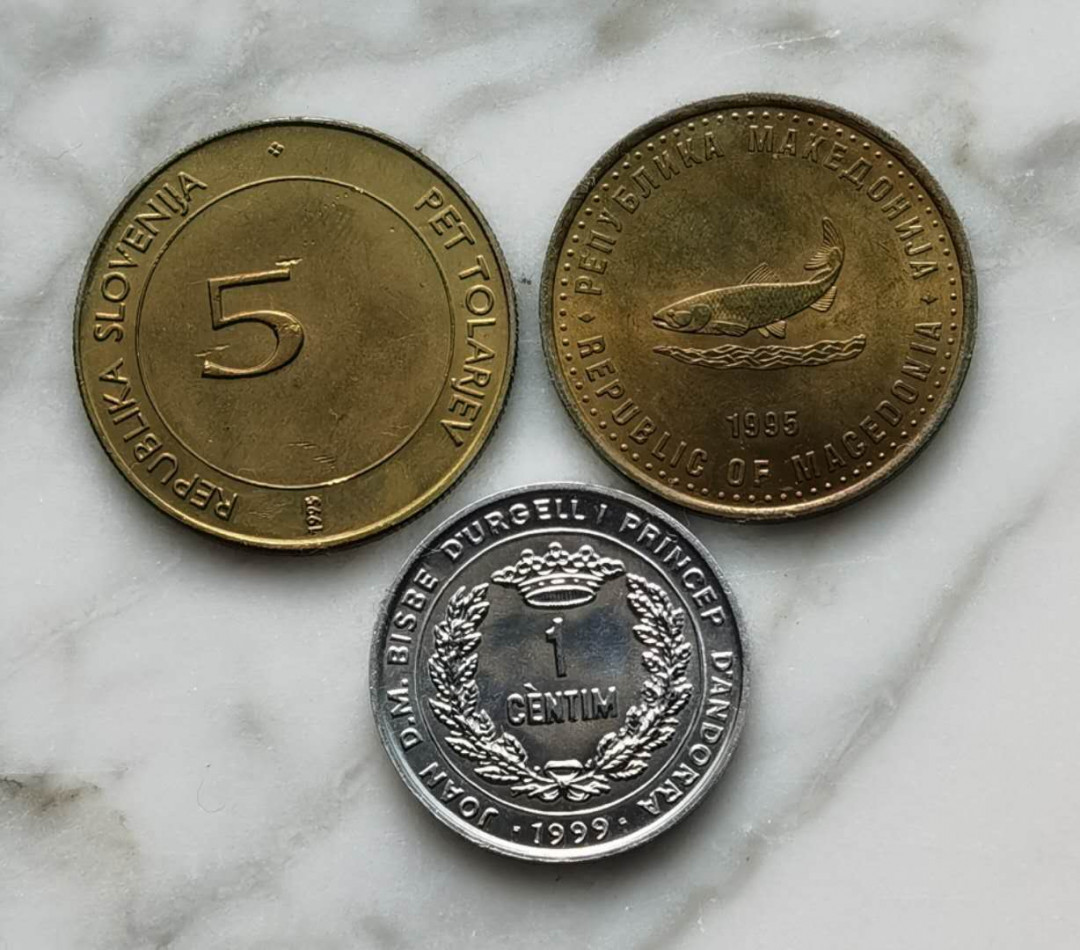 北京马甸外币专卖拍卖第二十七期，非贵金属流通币，纪念币专场，陆续上新，欢迎关注。 马其顿，斯洛文尼亚，安道尔三国FA0（粮食日）纪念币，三枚。品相如图