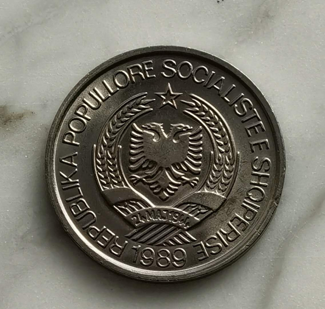 北京马甸外币专卖拍卖第二十七期，非贵金属流通币，纪念币专场，陆续上新，欢迎关注。 1989年阿尔巴尼亚2列克流通币，品相如图