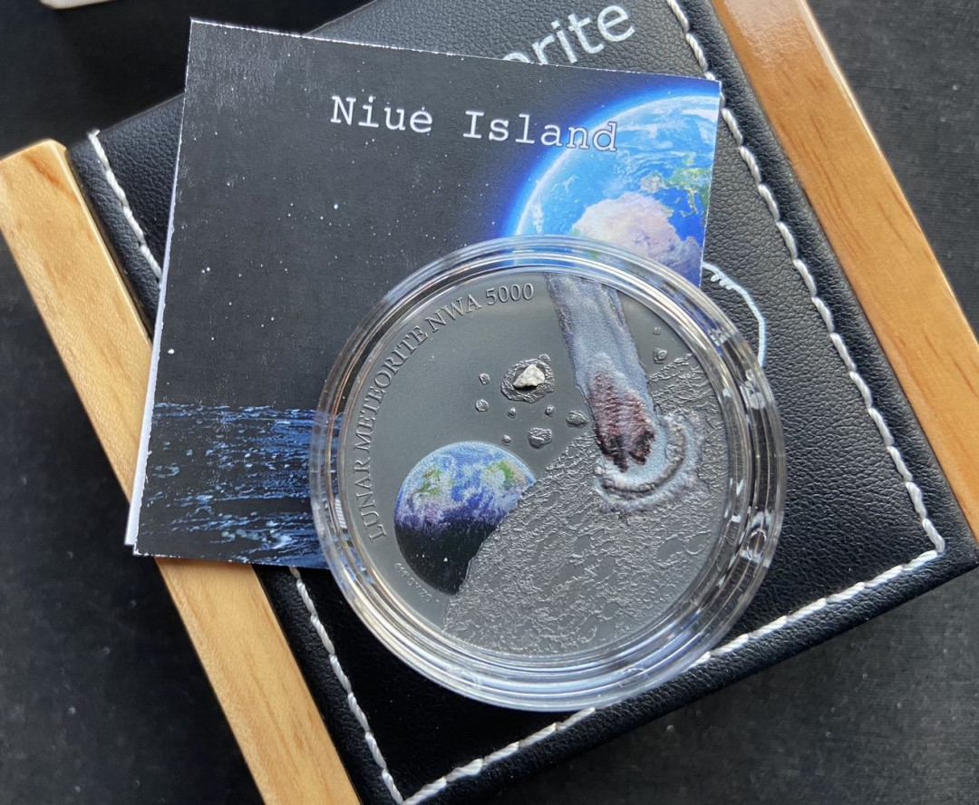 【币观天下】第127期钱币拍卖～ 【纽埃】纽埃2015年(2)1盎司陨石冲击彩色手工仿古银币