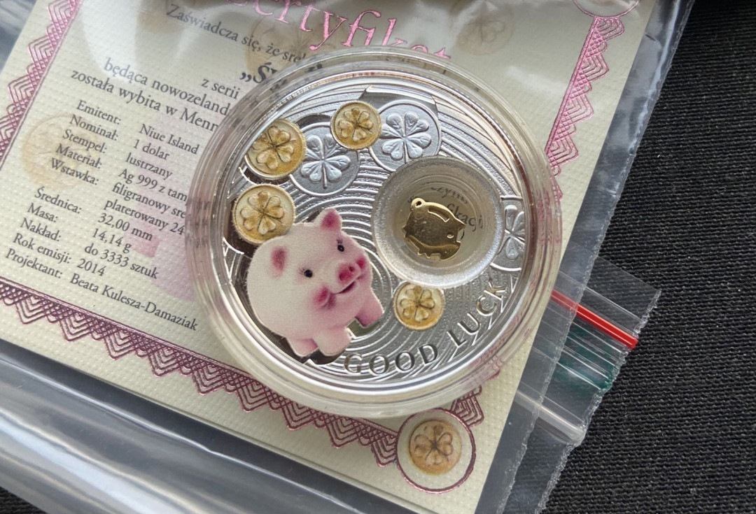 【币观天下】第127期钱币拍卖～    纽埃2014年1元，幸运银币系列之---爱你一世(2014)“小猪送运”镶嵌旋转“活体”金猪、镀24K金、双面亮光彩色，镶嵌精制银币 