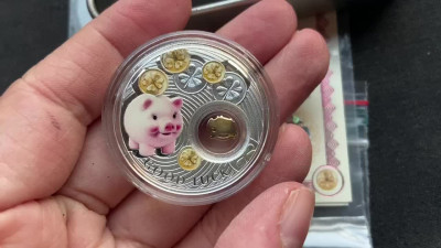 【币观天下】第127期钱币拍卖～    纽埃2014年1元，幸运银币系列之---爱你一世(2014)“小猪送运”镶嵌旋转“活体”金猪、镀24K金、双面亮光彩色，镶嵌精制银币 