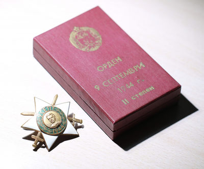 大猫徽章拍卖139期 - 保加利亚🇧🇬原盒九月九日勋章 早期轮转版。五点钟位置珐琅有修补