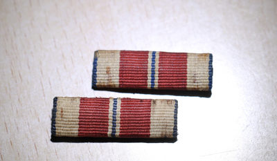 大猫徽章拍卖139期 - 朝鲜🇰🇵军功奖章略一对 配银版布挂