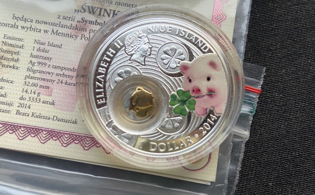 【币观天下】第127期钱币拍卖～    纽埃2014年1元，幸运银币系列之---爱你一世(2014)“小猪送运”镶嵌旋转“活体”金猪、镀24K金、双面亮光彩色，镶嵌精制银币 