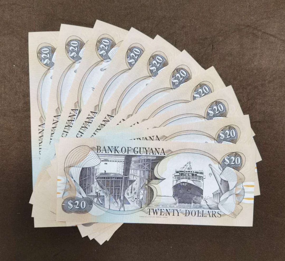 北京马甸外币专卖拍卖第二十八期，纸币专场，陆续上新，欢迎关注 圭亚那纸币10张，品相如图，全新
