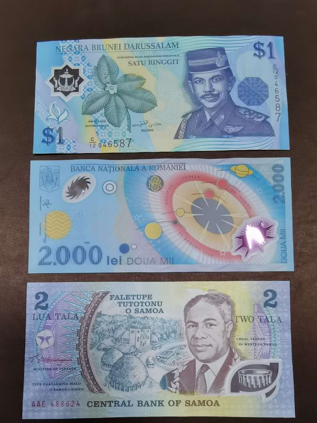 北京马甸外币专卖拍卖第二十八期，纸币专场，陆续上新，欢迎关注 文莱，罗马尼亚，萨摩亚塑料纸币3张，品相如图，全新