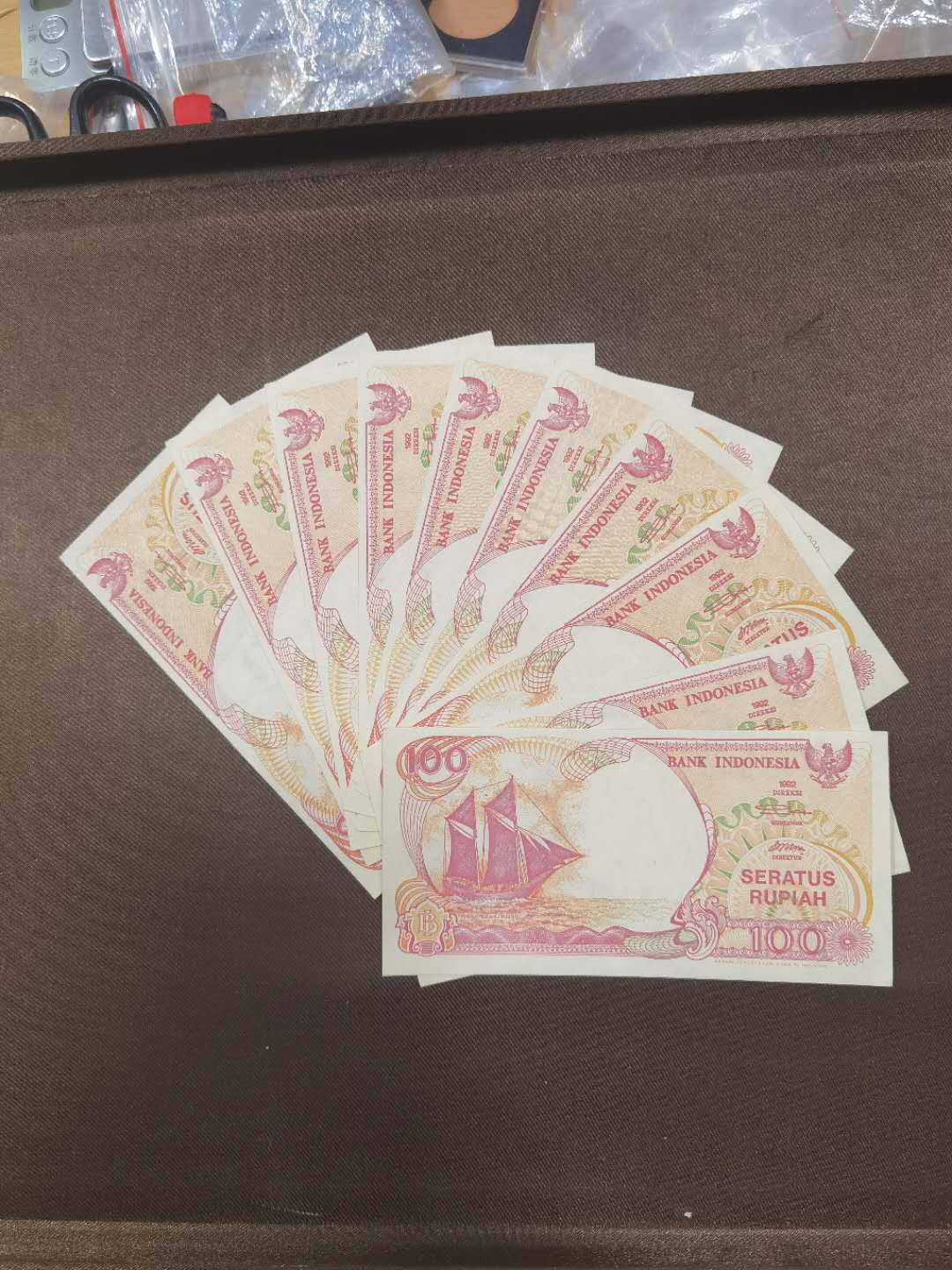 北京马甸外币专卖拍卖第二十八期，纸币专场，陆续上新，欢迎关注 印尼100盾10张，品相如图全新