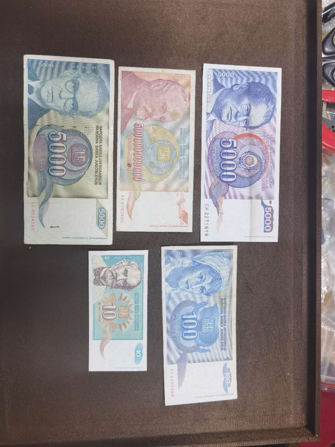 北京马甸外币专卖拍卖第二十八期，纸币专场，陆续上新，欢迎关注 南斯拉夫纸币五张，品相如图，10第纳尔全新，其他全是旧币
