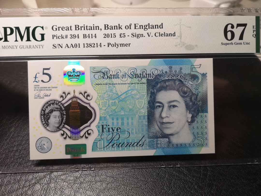 《外钞收藏家》第九十期 拍卖 英国最新版塑料钞 5镑 AA01首发 pmg67