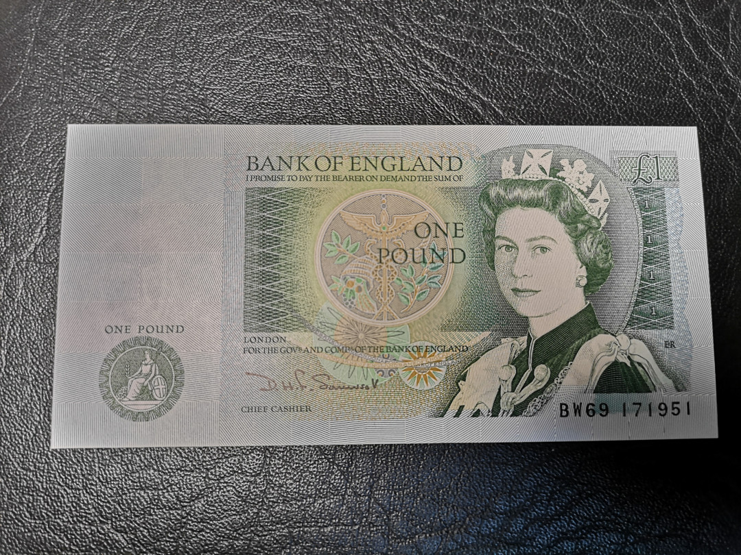 《外钞收藏家》第九十期 拍卖 英国D序列1镑 全新绝品
