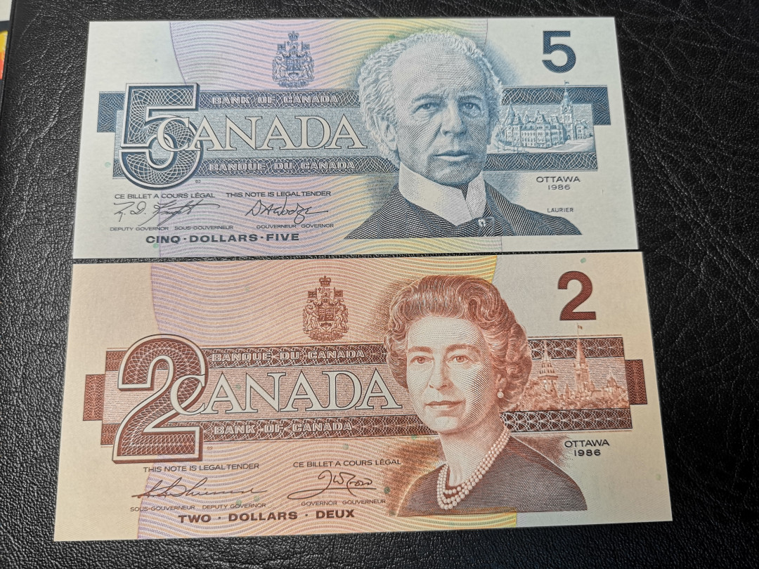 《外钞收藏家》第九十期 拍卖 加拿大鸟版5、2加元  两张 全新绝品