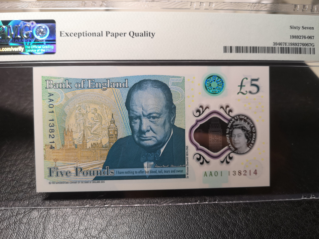 《外钞收藏家》第九十期 拍卖 英国最新版塑料钞 5镑 AA01首发 pmg67