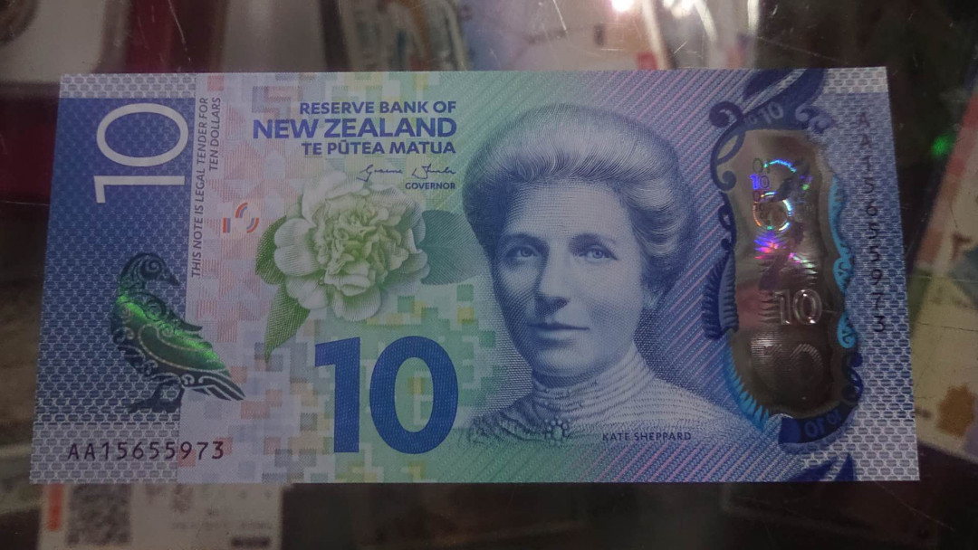 【囧羊收藏】精选微拍第2期~中外钱币场 双11特别版 2015年新西兰10元塑料钞（明亮版）首发AA冠罕见 全新UNC