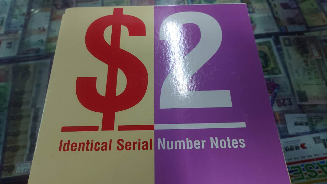 【囧羊收藏】精选微拍第3场~裸币场 11.15晚八点半 新加坡船版2元 不同版本两张 全同号纪念钞 原装册 全新UNC