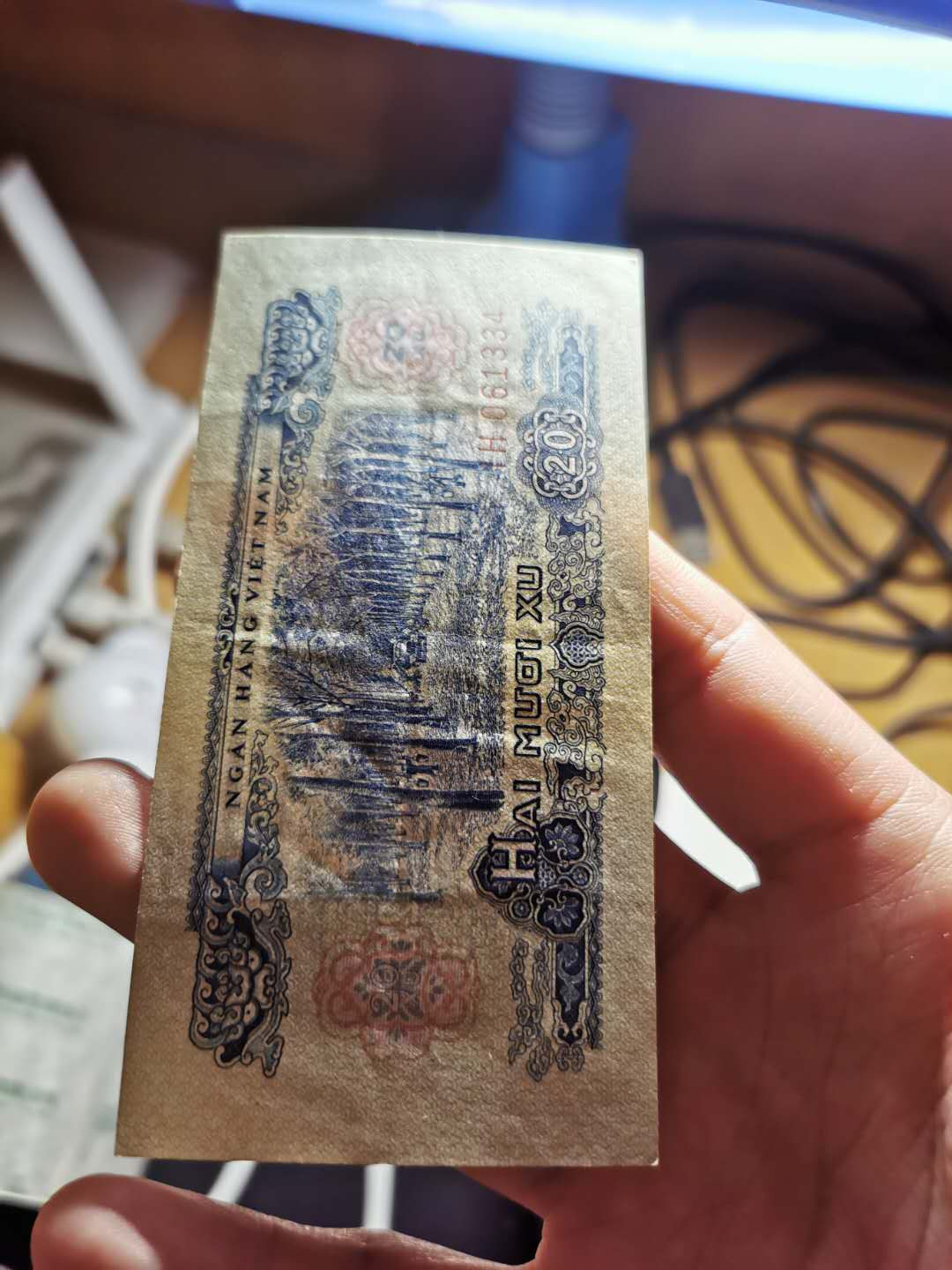【鲸贝乐淘】千字文·第“既集坟典，亦聚群英”号拍卖 【中国代印】1966年越南🇻🇳 20XU四张，XF有折品相如图挺不错