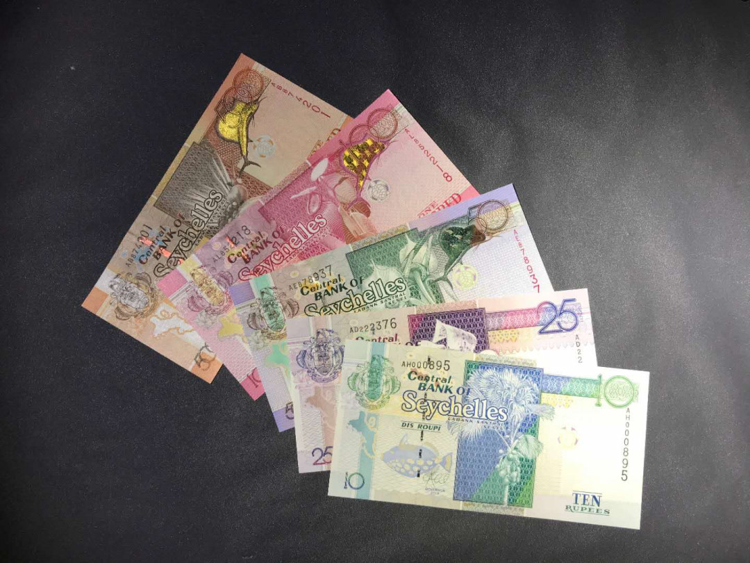 【鲸贝乐淘】千字文·第“杜稿钟隶，漆书壁经”号拍卖 51，塞舌尔老版纸币全套含大值票500-10各一张，500这张微软其余均绝品