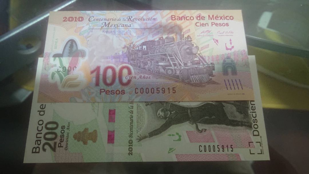 【囧羊收藏】精选微拍第2期~中外钱币场 双11特别版 2010年墨西哥100比索塑料纪念钞+200比索纸币 全同号 全新UNC绝品
