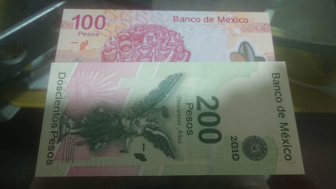 【囧羊收藏】精选微拍第2期~中外钱币场 双11特别版 2010年墨西哥100比索塑料纪念钞+200比索纸币 全同号 全新UNC绝品