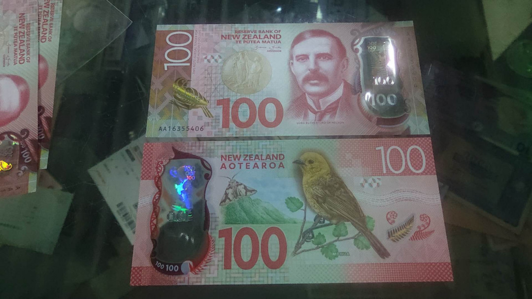 【囧羊收藏】精选微拍第2期~中外钱币场 双11特别版 2016年新西兰100元塑料钞 首发AA冠罕见 全新UNC绝品（竞拍的是一张，尾号406）
