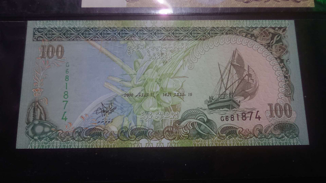 【囧羊收藏】精选微拍第3场~裸币场 11.15晚八点半 2000年马尔代夫100拉菲亚 全新UNC绝品