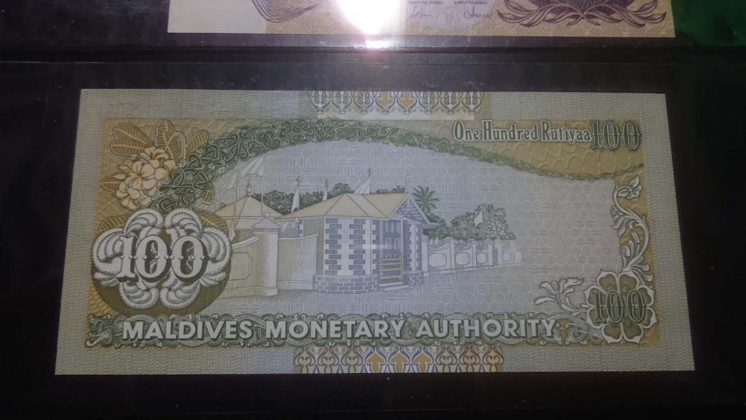 【囧羊收藏】精选微拍第3场~裸币场 11.15晚八点半 2000年马尔代夫100拉菲亚 全新UNC绝品