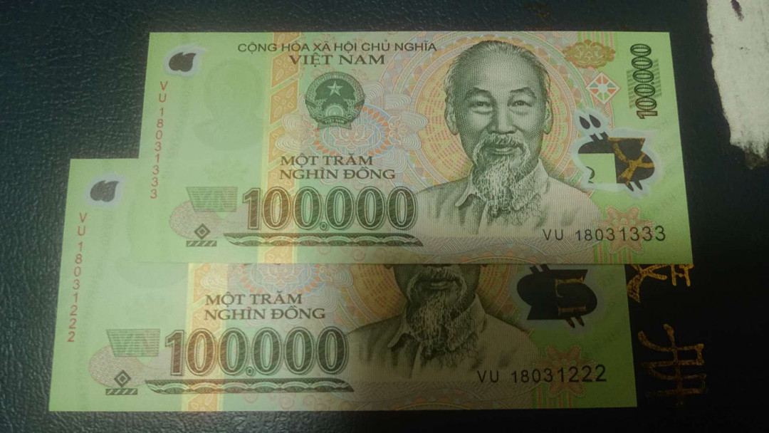 【囧羊收藏】精选微拍第3场~裸币场 11.15晚八点半 2018年越南100000盾塑料钞 全程无47豹子号222，333两张一起 绝品