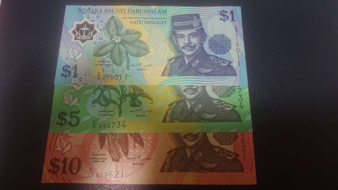 【囧羊收藏】精选微拍第3场~裸币场 11.15晚八点半 1996年文莱1+2002年文莱5+1998年文莱10林吉特 全新UNC绝品