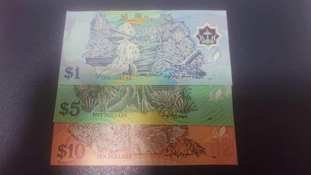 【囧羊收藏】精选微拍第3场~裸币场 11.15晚八点半 1996年文莱1+2002年文莱5+1998年文莱10林吉特 全新UNC绝品