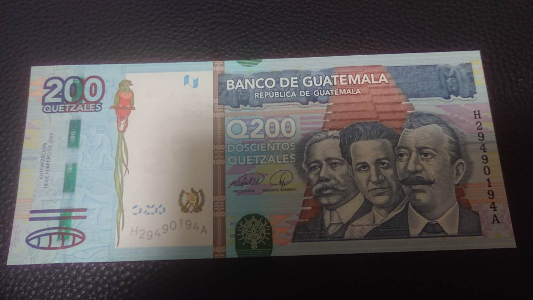 【囧羊收藏】精选微拍第3场~裸币场 11.15晚八点半 2009年危地马拉200 最大面值  全新UNC绝品（多张同号段评级全部67）