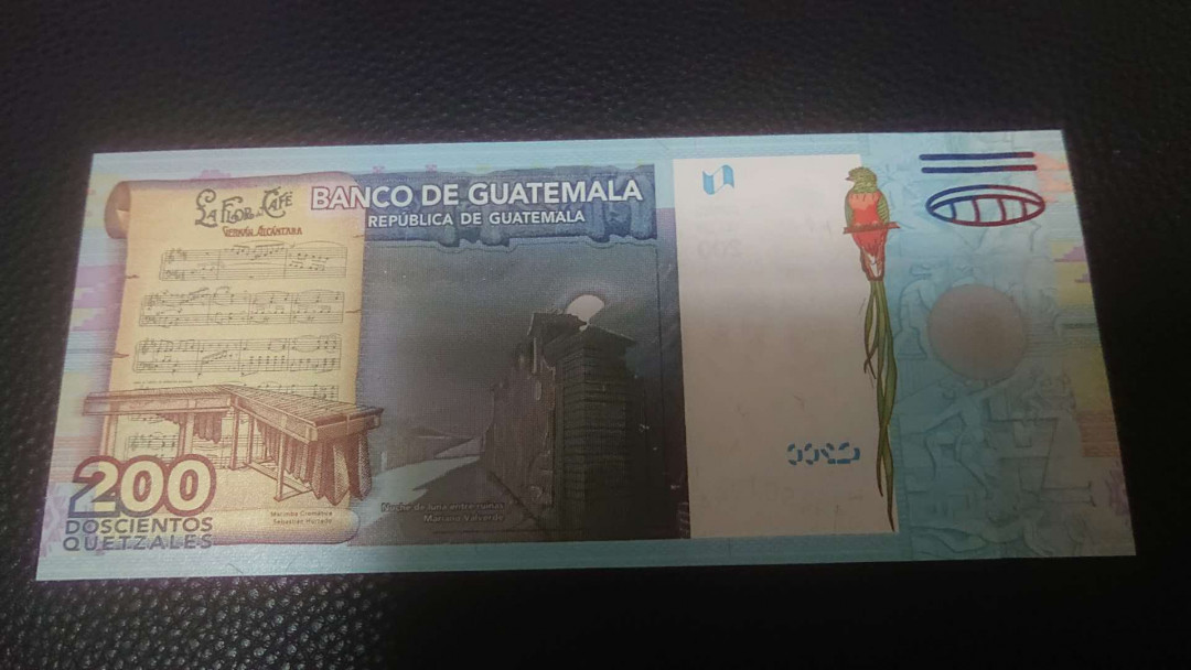 【囧羊收藏】精选微拍第3场~裸币场 11.15晚八点半 2009年危地马拉200 最大面值  全新UNC绝品（多张同号段评级全部67）