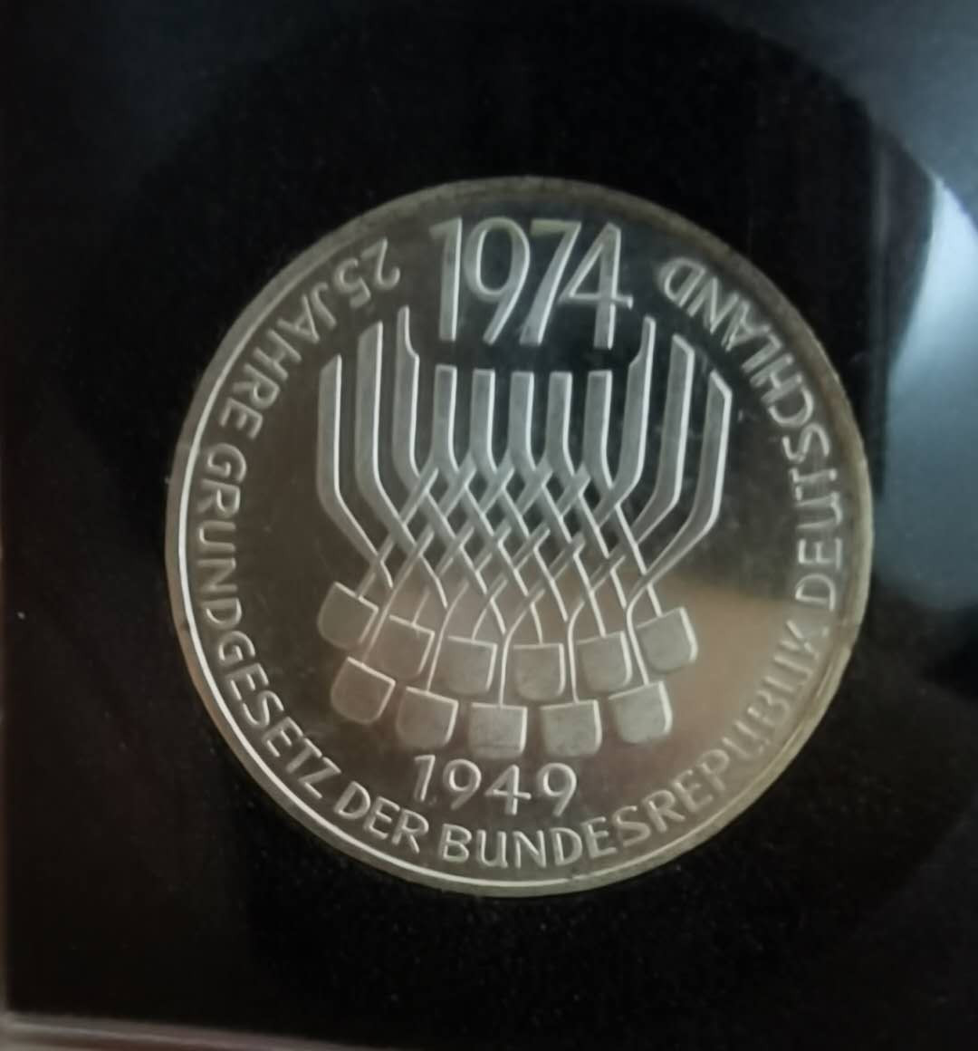 马甸外币专卖微拍第二十九期，银币专场，陆续上新，欢迎关注 1974年德国5马克基本法制定25周年纪念银币，重：11.2克，成色：625，品相如图