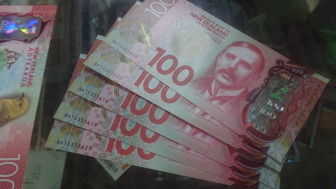 【囧羊收藏】精选微拍第3场~裸币场 11.15晚八点半 2016年新西兰100元塑料钞 稀缺首发AA冠 全新UNC绝品汇率价起拍（拍的是一张）