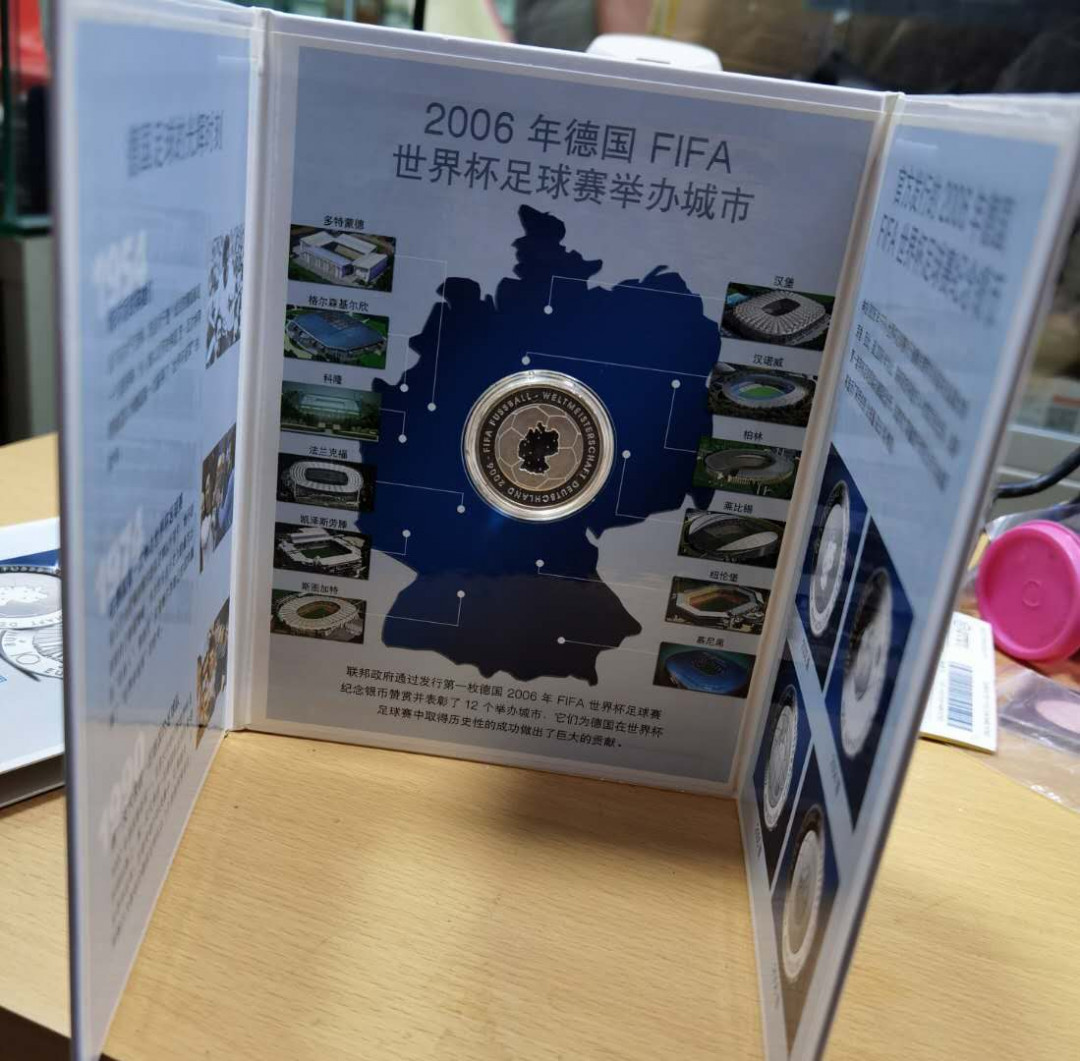 马甸外币专卖微拍第二十九期，银币专场，陆续上新，欢迎关注 2003年德国10欧元世界杯纪念银币册，重：18克。成色：925，品相如图