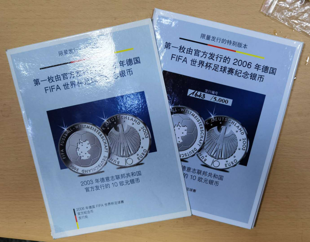 马甸外币专卖微拍第二十九期，银币专场，陆续上新，欢迎关注 2003年德国10欧元世界杯纪念银币册，重：18克。成色：925，品相如图