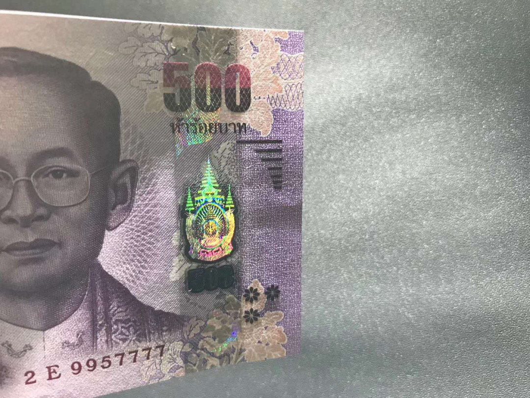 【鲸贝乐淘·综合】千字文·第“户封八县，家给千兵”号拍卖 38，泰国拉玛九世末版500泰铢狮子号一张，刀拆绝品荧光镭射养眼靓丽。美感十足