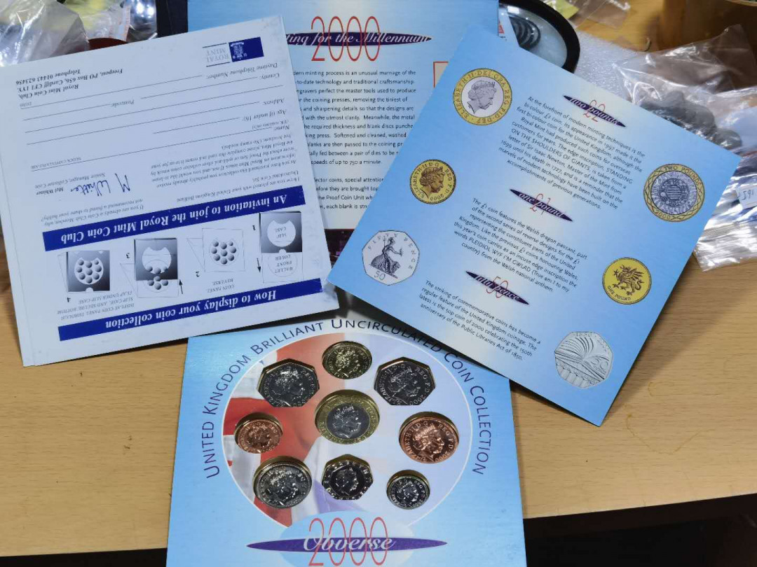 北京马甸外国钱币专卖微拍第三十期，非贵金属纪念币，流通币专场，陆续上新，欢迎关注 2000年英国原厂套装币，品相如图，外套有折绉。