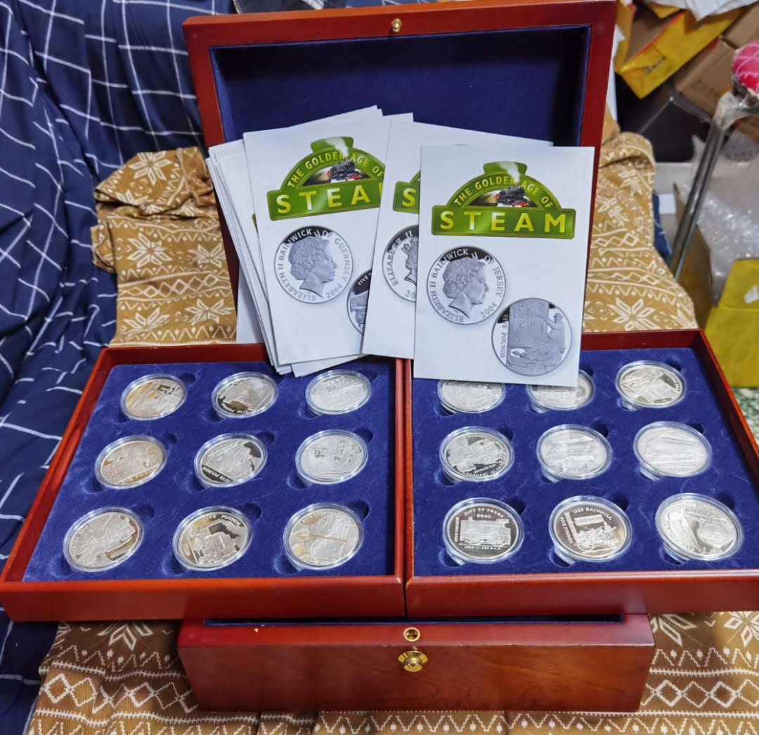 马甸外币专卖微拍第二十九期，银币专场，陆续上新，欢迎关注 2004年泽西岛发行火车纪念银币18枚/套，每枚重：28.28克，成色925，品相如图，盒证齐全