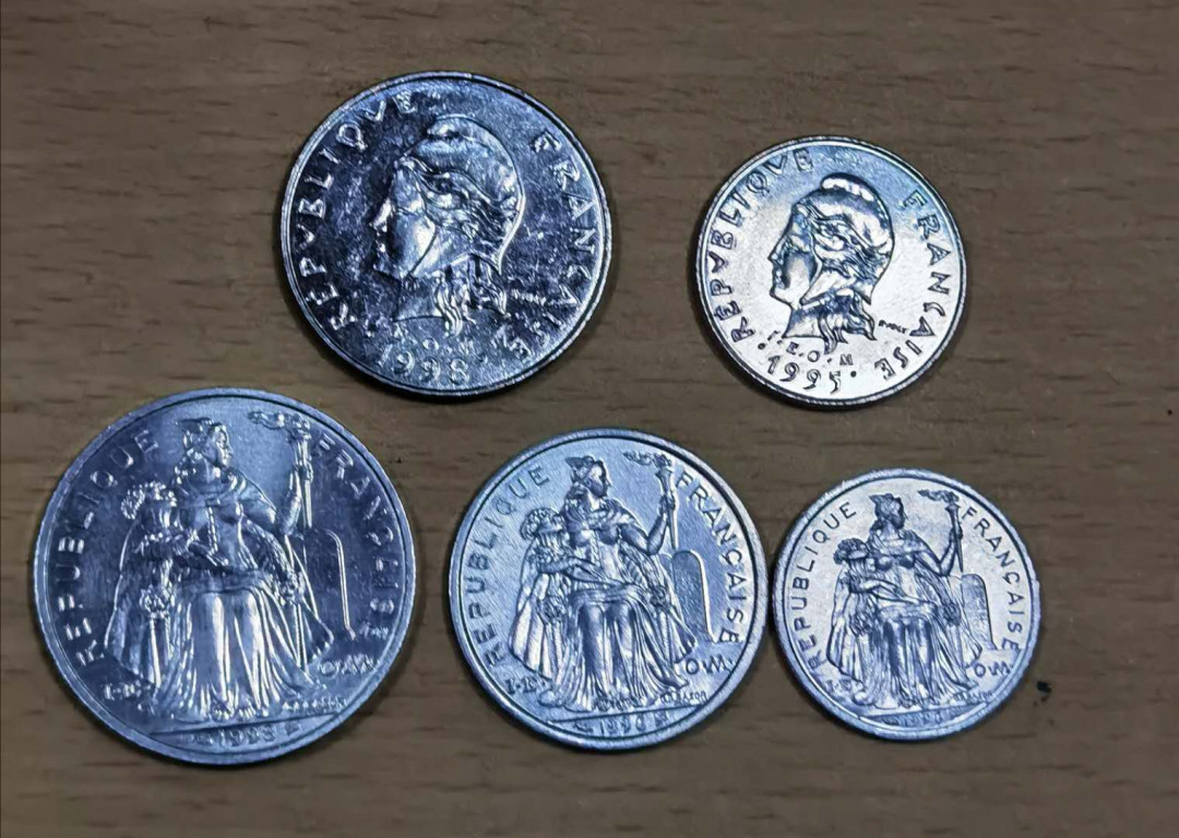 北京马甸外国钱币专卖微拍第三十期，非贵金属纪念币，流通币专场，陆续上新，欢迎关注 法属玻利尼西亚流通币5枚/套，品相如图