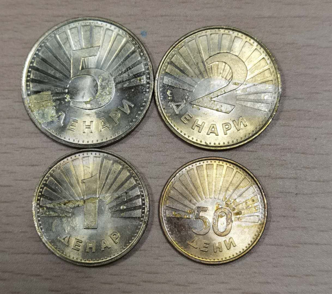 北京马甸外国钱币专卖微拍第三十期，非贵金属纪念币，流通币专场，陆续上新，欢迎关注 马其顿流通币4枚/套，品相如图，币面有塑胶