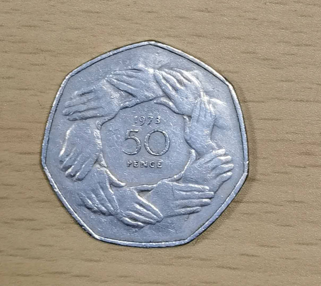 北京马甸外国钱币专卖微拍第三十期，非贵金属纪念币，流通币专场，陆续上新，欢迎关注 1973年英国握手50便士，品相如图