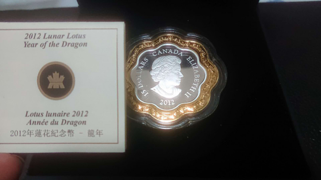 【囧羊收藏】精选微拍第五场~世界硬币（套装）专场（陆续上架） 2012年加拿大皇家造币厂 龙年莲花型银币 26.7克 绝品无白斑