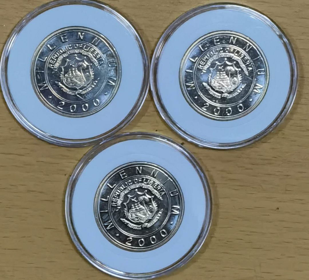 北京马甸外国钱币专卖微拍第三十期，非贵金属纪念币，流通币专场，陆续上新，欢迎关注 2000年利比里亚发行富贵龙，如意龙，吉祥龙纪念币三枚/套，直径31CM，品相如图