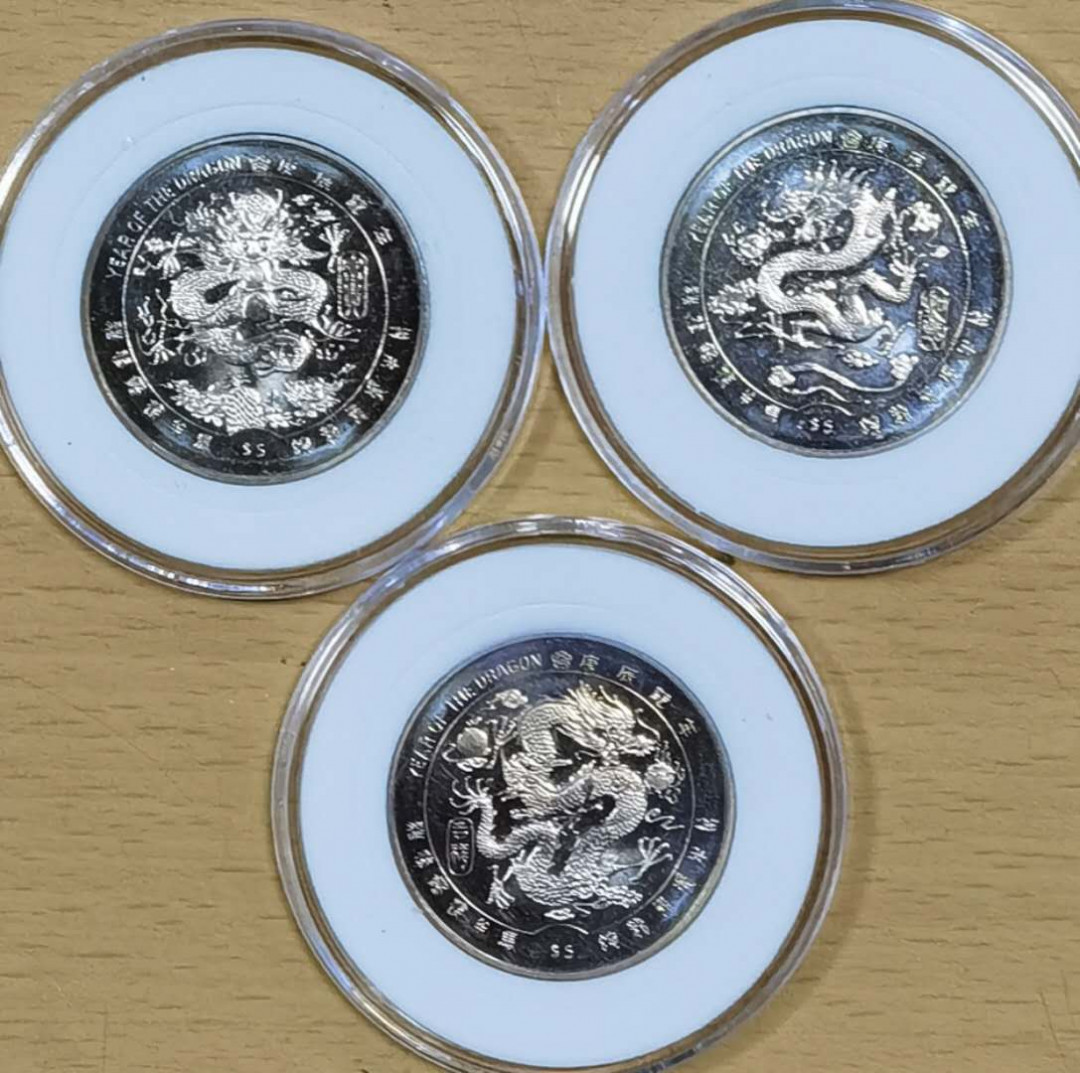 北京马甸外国钱币专卖微拍第三十期，非贵金属纪念币，流通币专场，陆续上新，欢迎关注 2000年利比里亚发行富贵龙，如意龙，吉祥龙纪念币三枚/套，直径31CM，品相如图