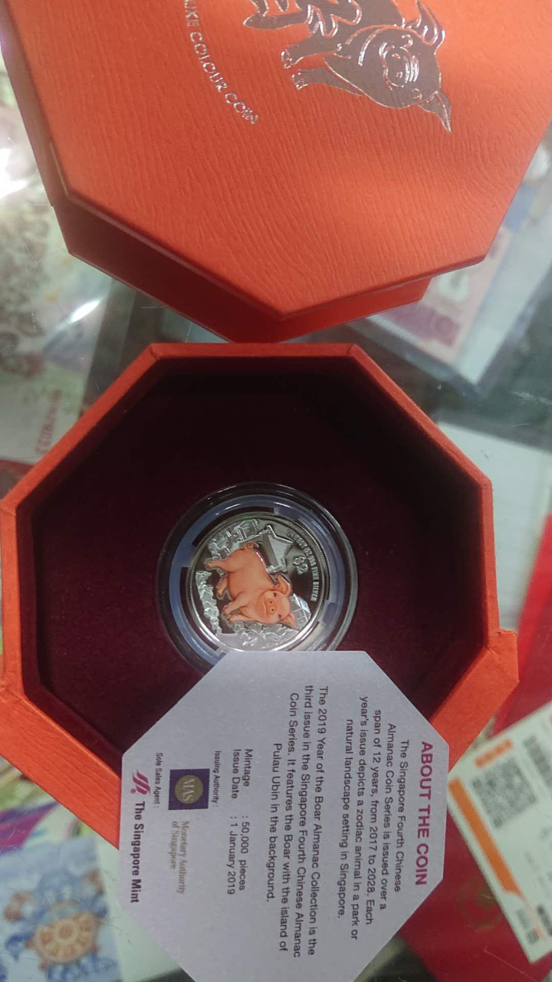 【囧羊收藏】精选微拍第五场~世界硬币（套装）专场（陆续上架） 2019年新加坡猪年彩色银币 1/4盎司 全新保真原盒原证书