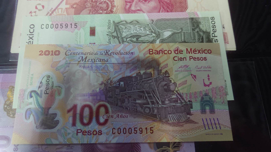 【囧羊收藏】精选微拍第六期~世界各国钱币场（陆续新增上架） 2010年墨西哥100比索塑料钞+纸钞 两张全同号 全新绝品