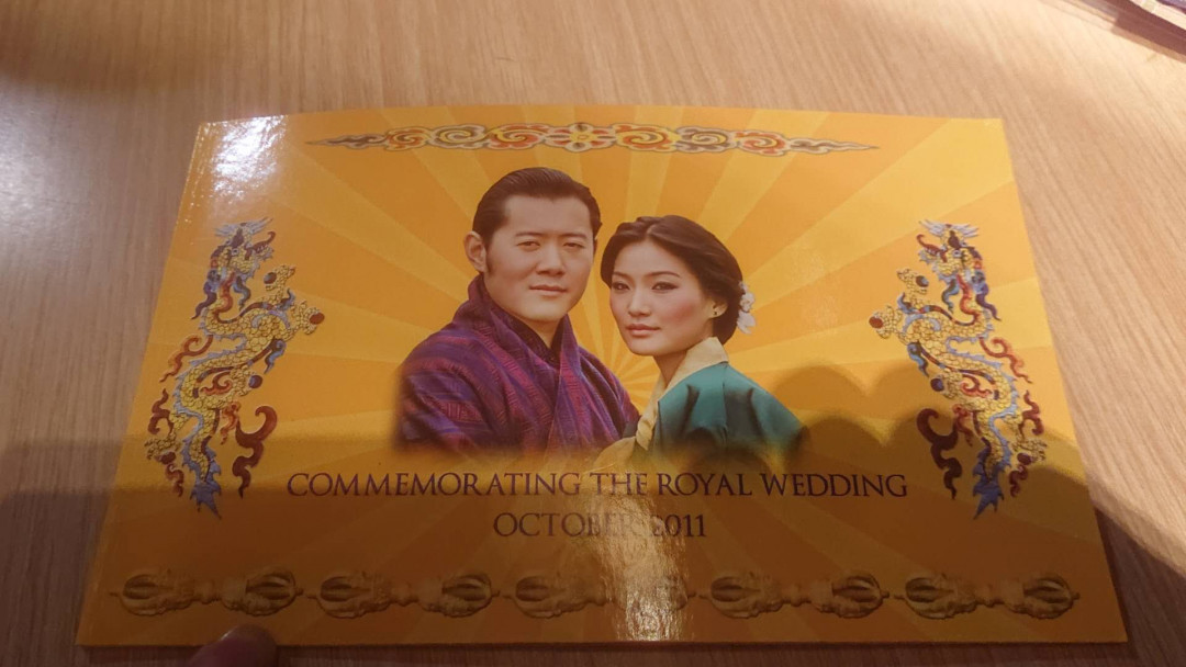 【囧羊收藏】精选微拍第六期~世界各国钱币场（陆续新增上架） 2011年不丹国王和王后结婚纪念钞 100元面值 原装册 全新绝品